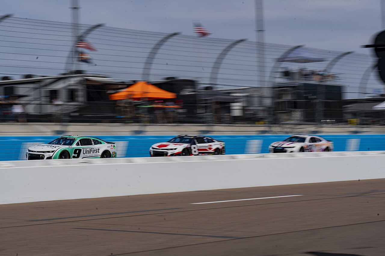 Phoenix Raceway — U.S. Marines from across the state of Arizona show their support at the Ruoff Mortgage 500 on March 14, 2022 at the Phoenix Raceway in Avond